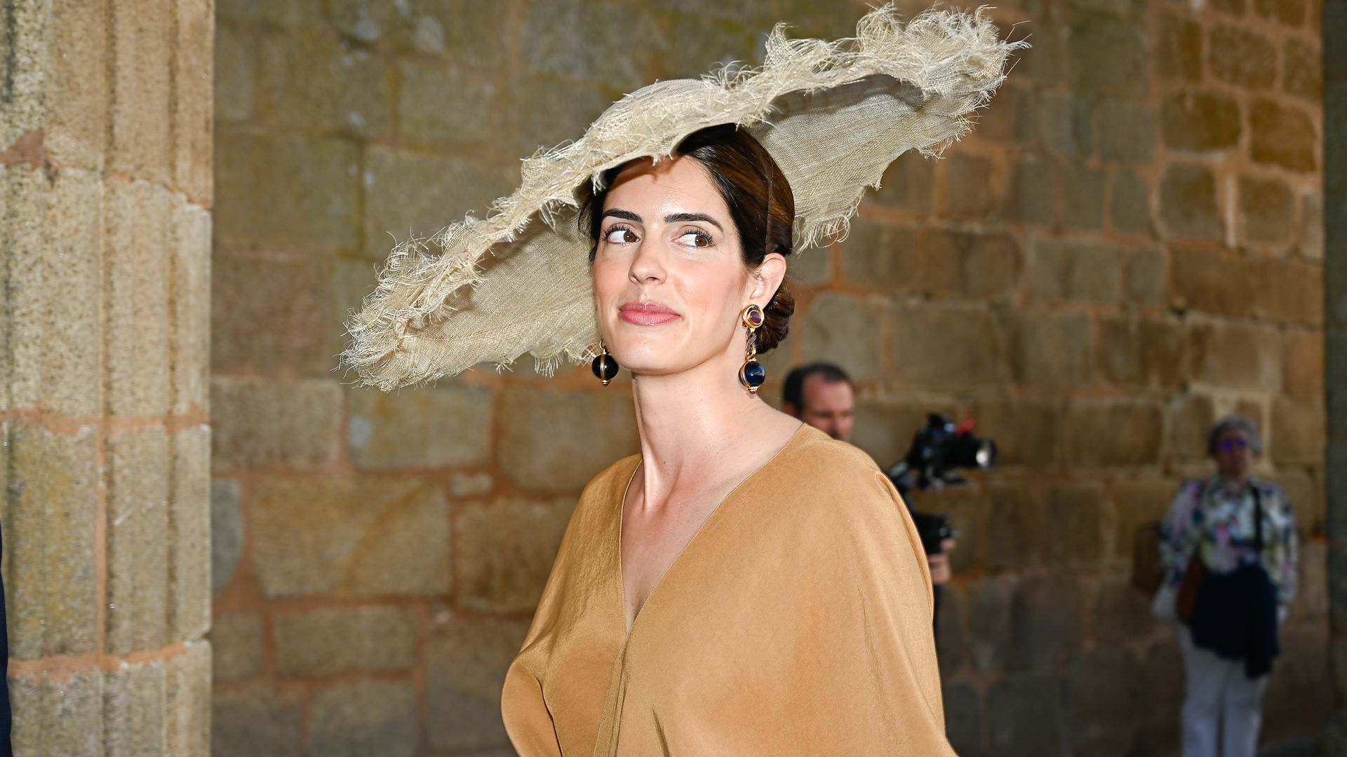 Sofía Palazuelo en la boda de Fernando Palazuelo y Micaela Belmot en la parroquia de Santiago  a 11 de Octubre de 2025 en Cáceres 