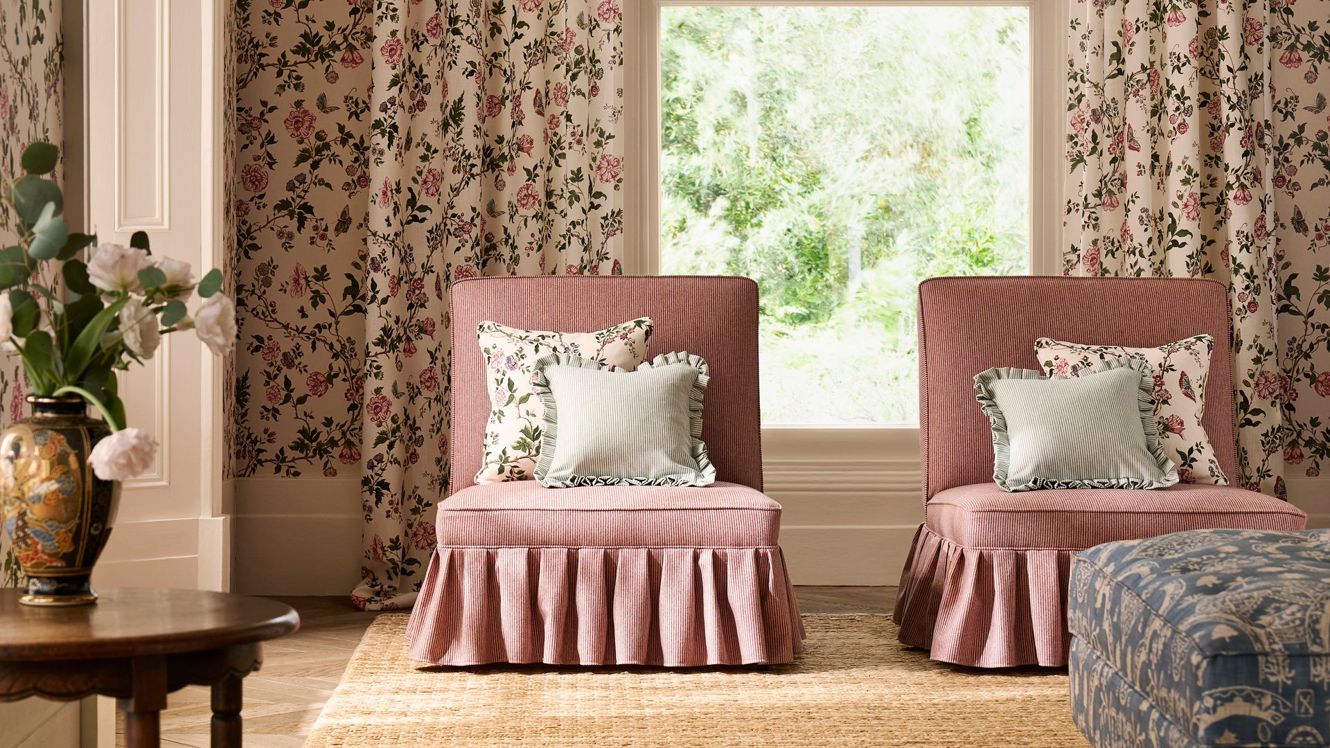 Salón con cortinas de flores y sillones con volantes