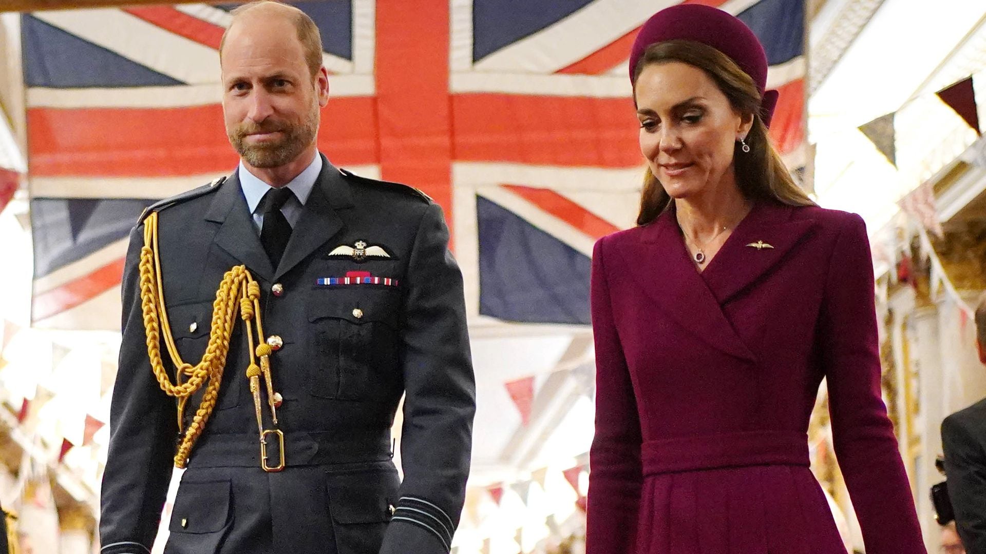 Kate deslumbra con joyas de diamantes y rubíes en su regreso al Palacio de Buckingham