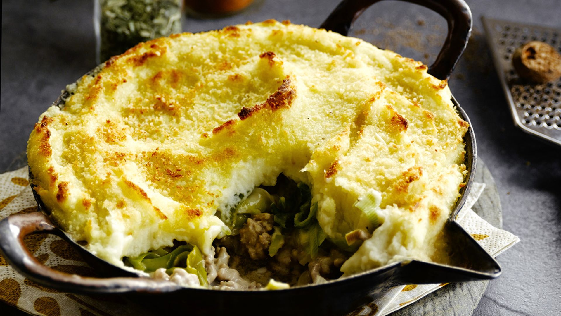 Pastel de carne picada con puerros y queso