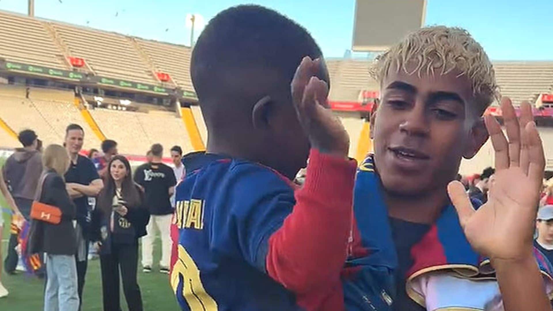Así celebró Lamine Yamal la victoria junto a su hermano pequeño en el campo