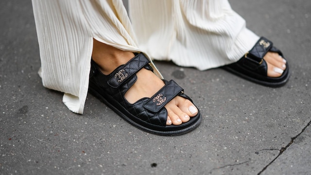 sandalias negras chanel