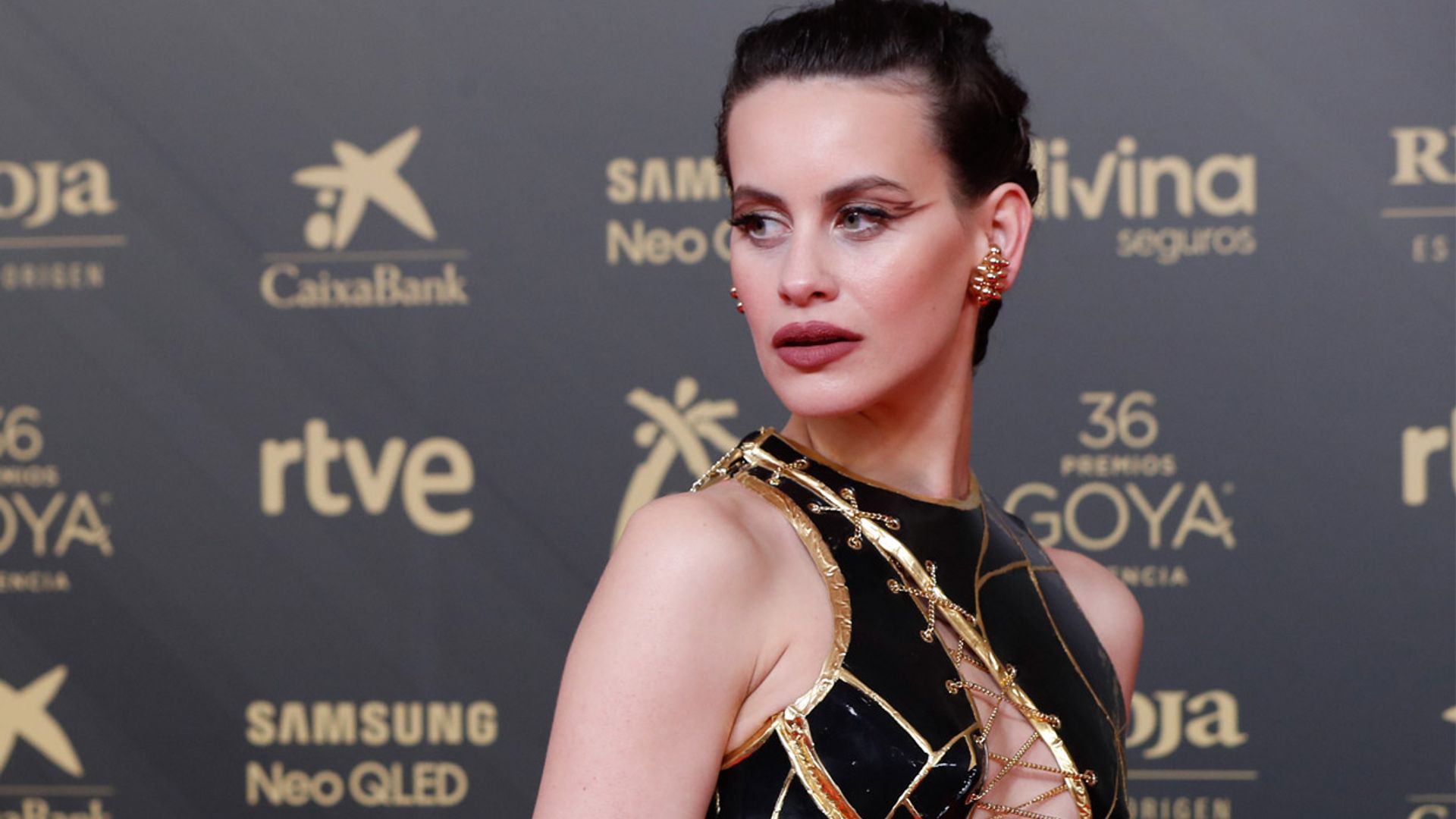 Milena Smit vuelve a ser la más rompedora con un diseño 'kintsugi' a medida