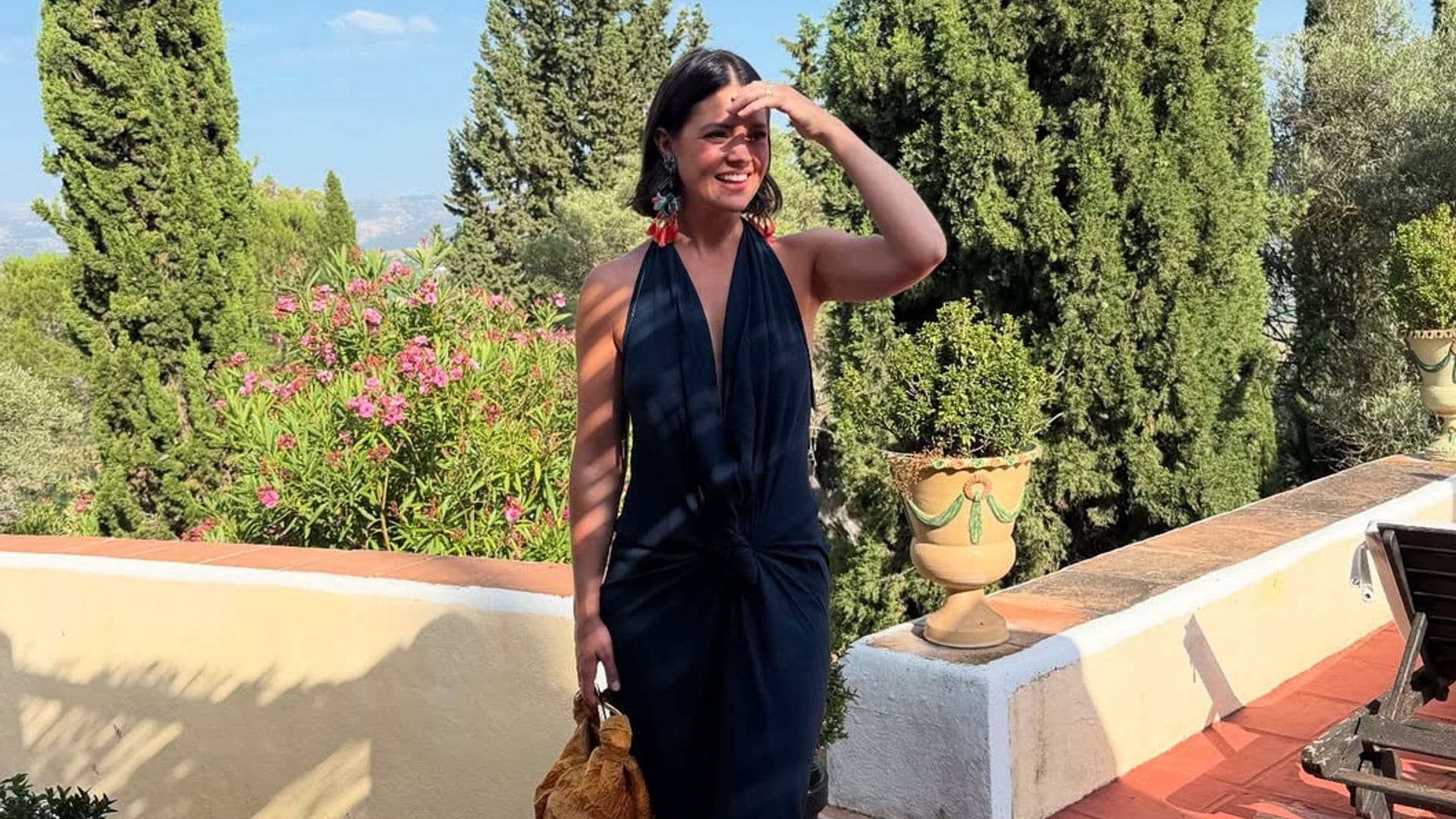 Isabelle Junot, la mejor vestida en una boda andaluza con dos looks de escote halter y drapeados