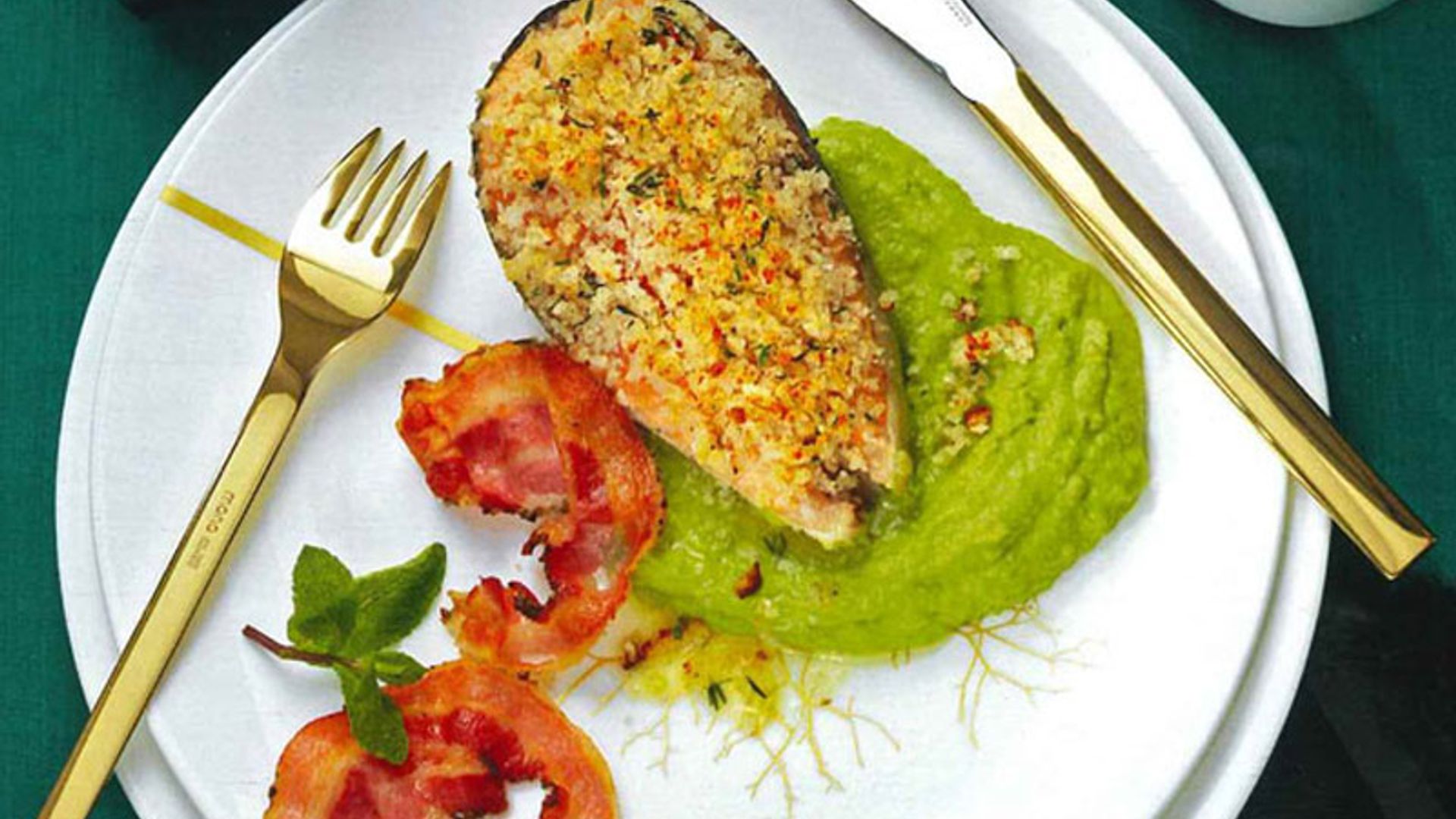 Gratén de salmón con puré de guisantes y beicon