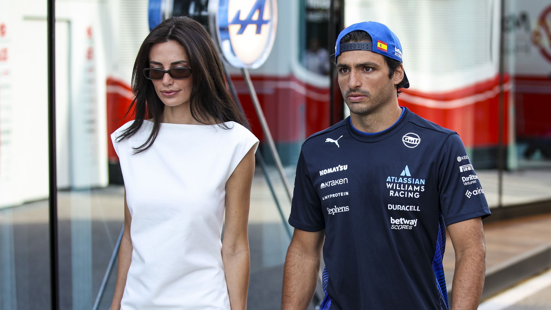 Rebecca Donaldson causa sensación en la Fórmula 1 de Italia con su despliegue de lujosos looks desde el 'paddock'