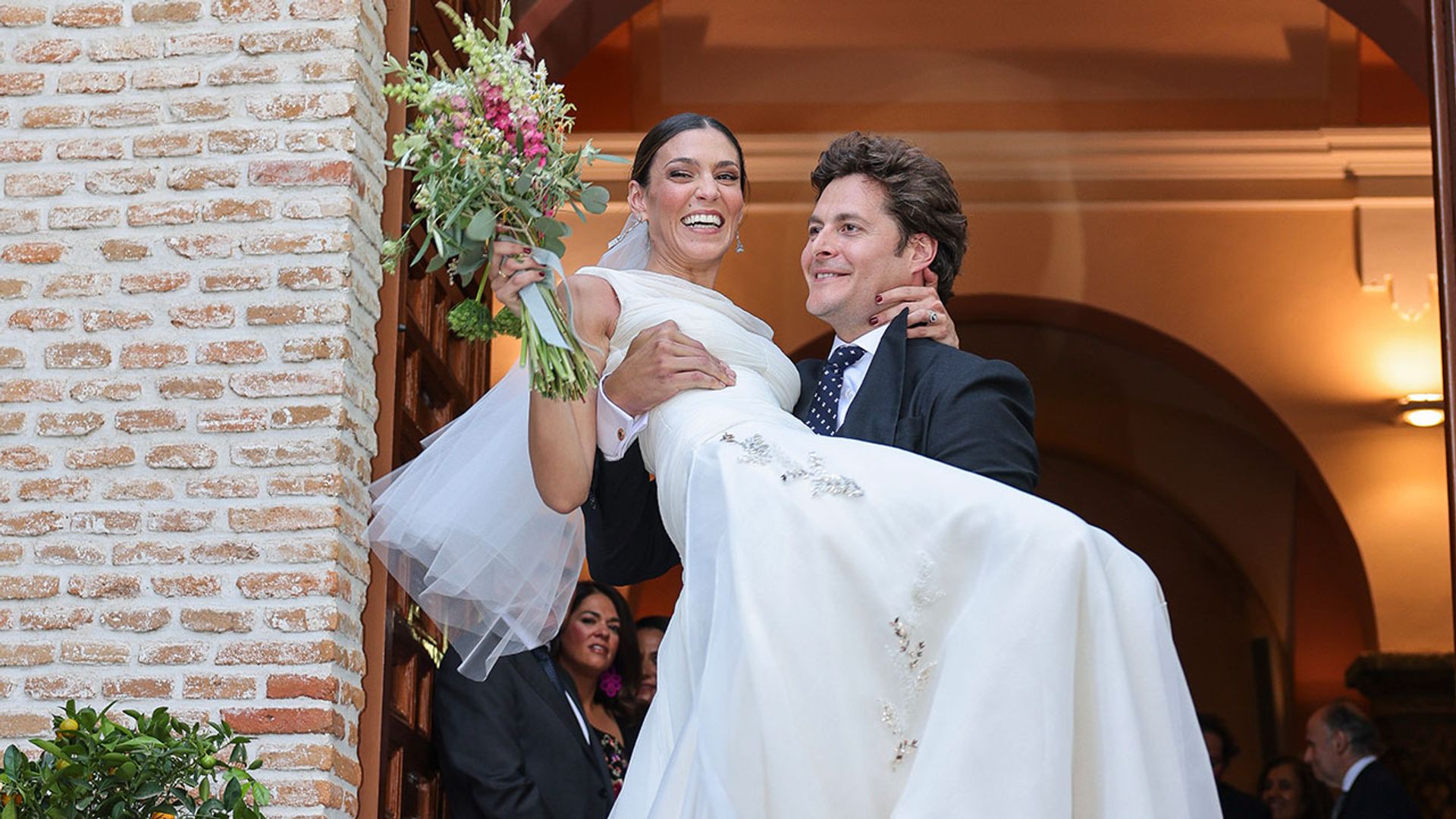 La influencer Lucía Páramo y Pascu se dan el 'sí, quiero' en una boda mágica rodeados de familiares y amigos