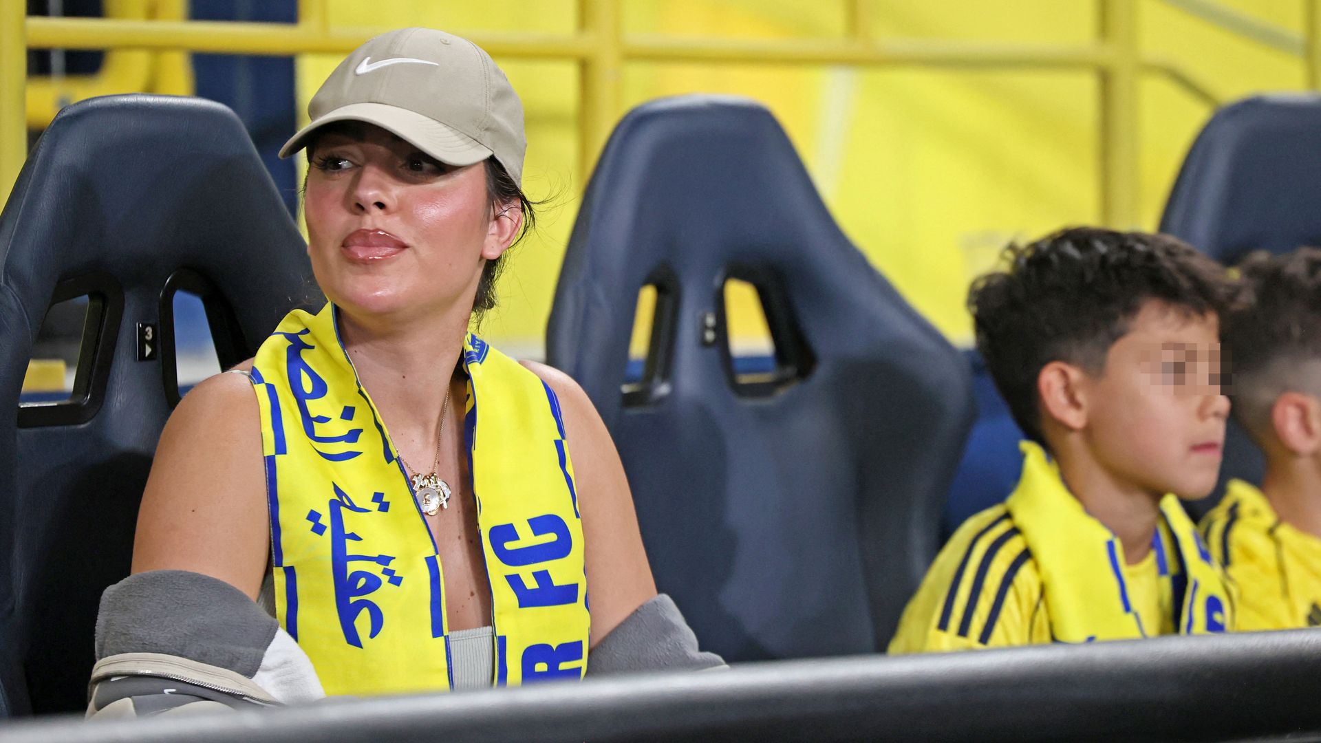 Objetos volando y tensión en las gradas: Georgina Rodríguez y su hijo Mateo, testigos de la noche más difícil de Cristiano Ronaldo