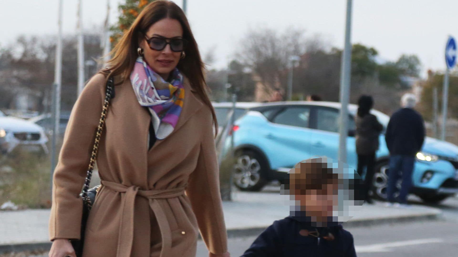 Eva González con su hijo por la calle