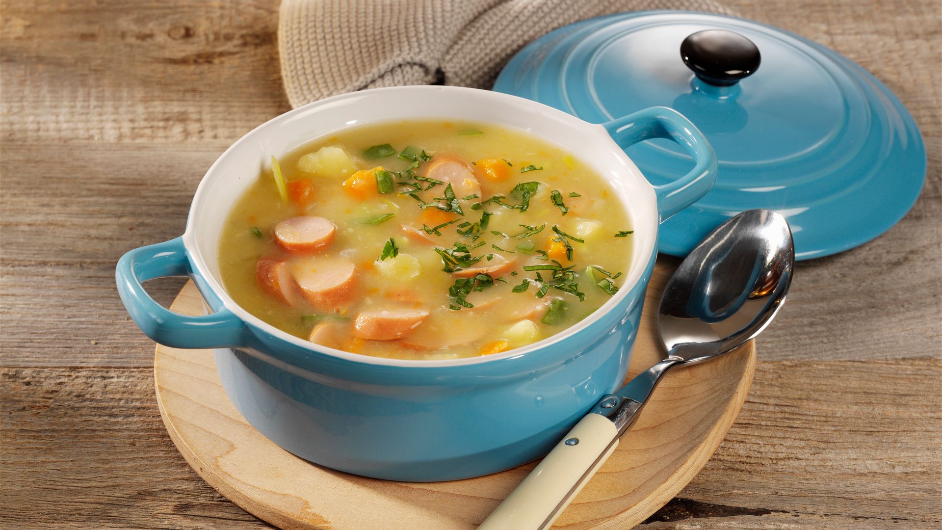 Sopa de patatas y zanahoria con salchichas