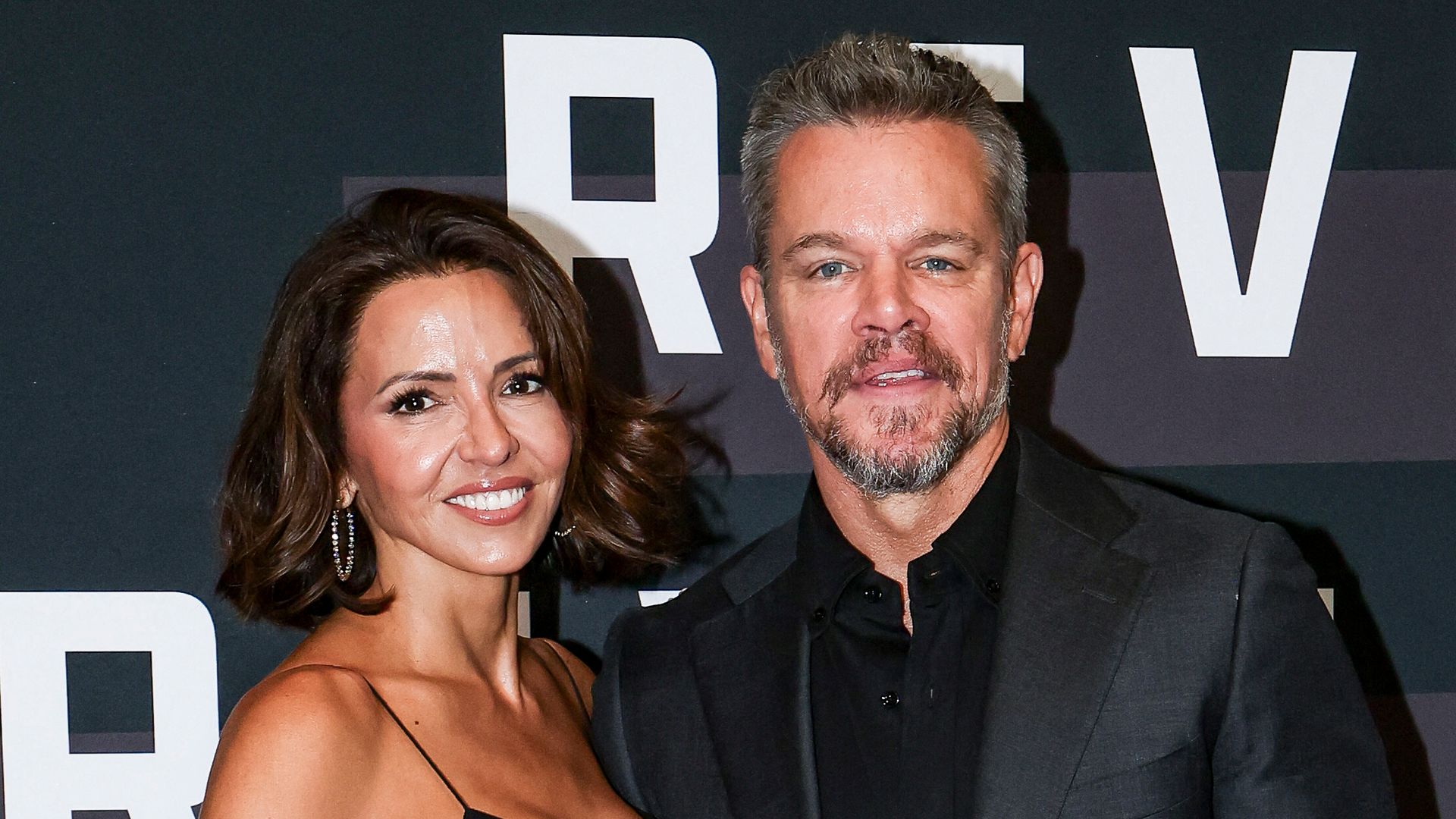 Luciana Barroso, mujer de Matt Damon, reaparece a punto de cumplir 50: de su increíble transformación a su historia de amor en un bar de Miami