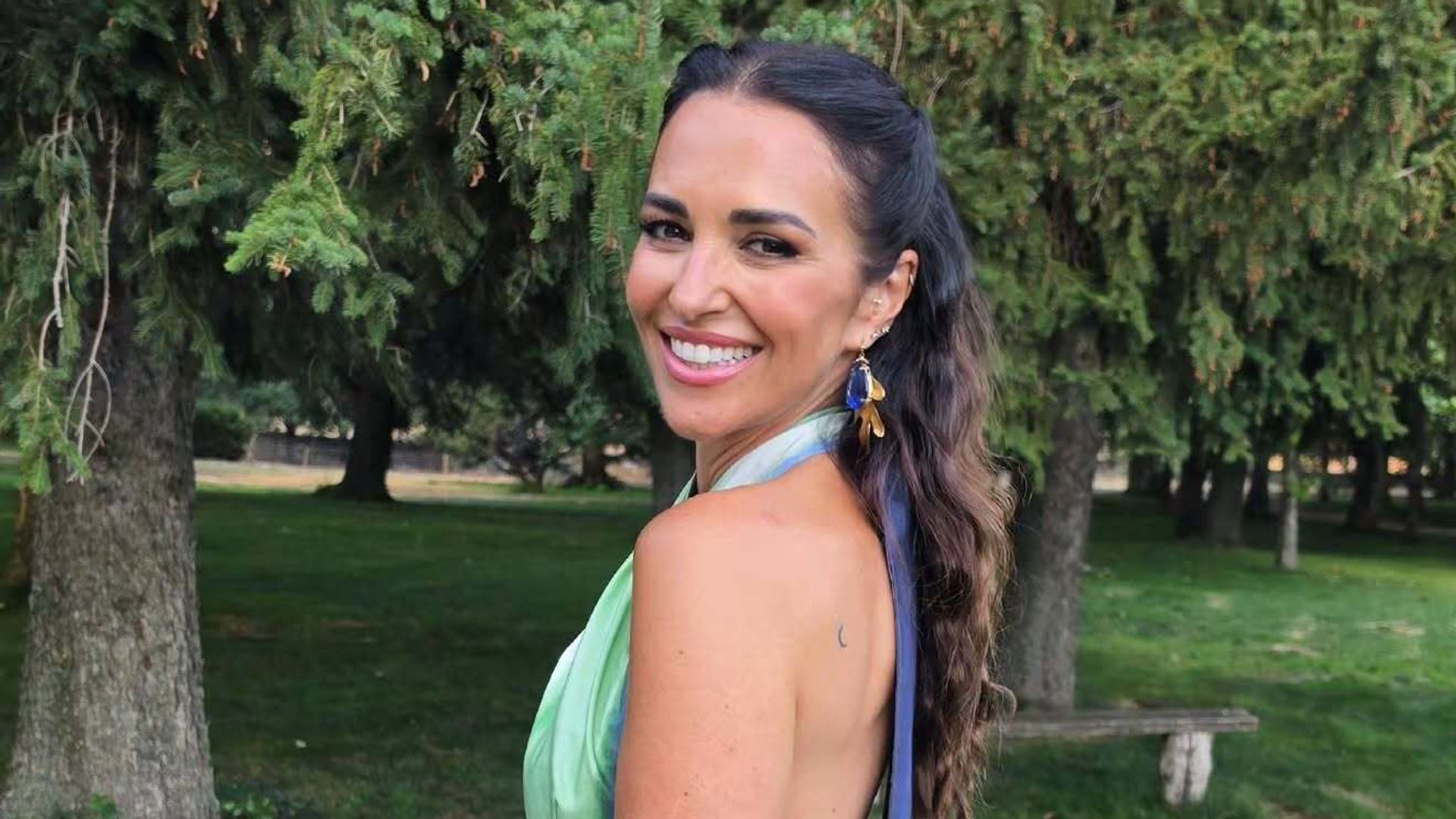 Paula Echevarría con look de invitada en la boda de los hijos de unos amigos, 2026.