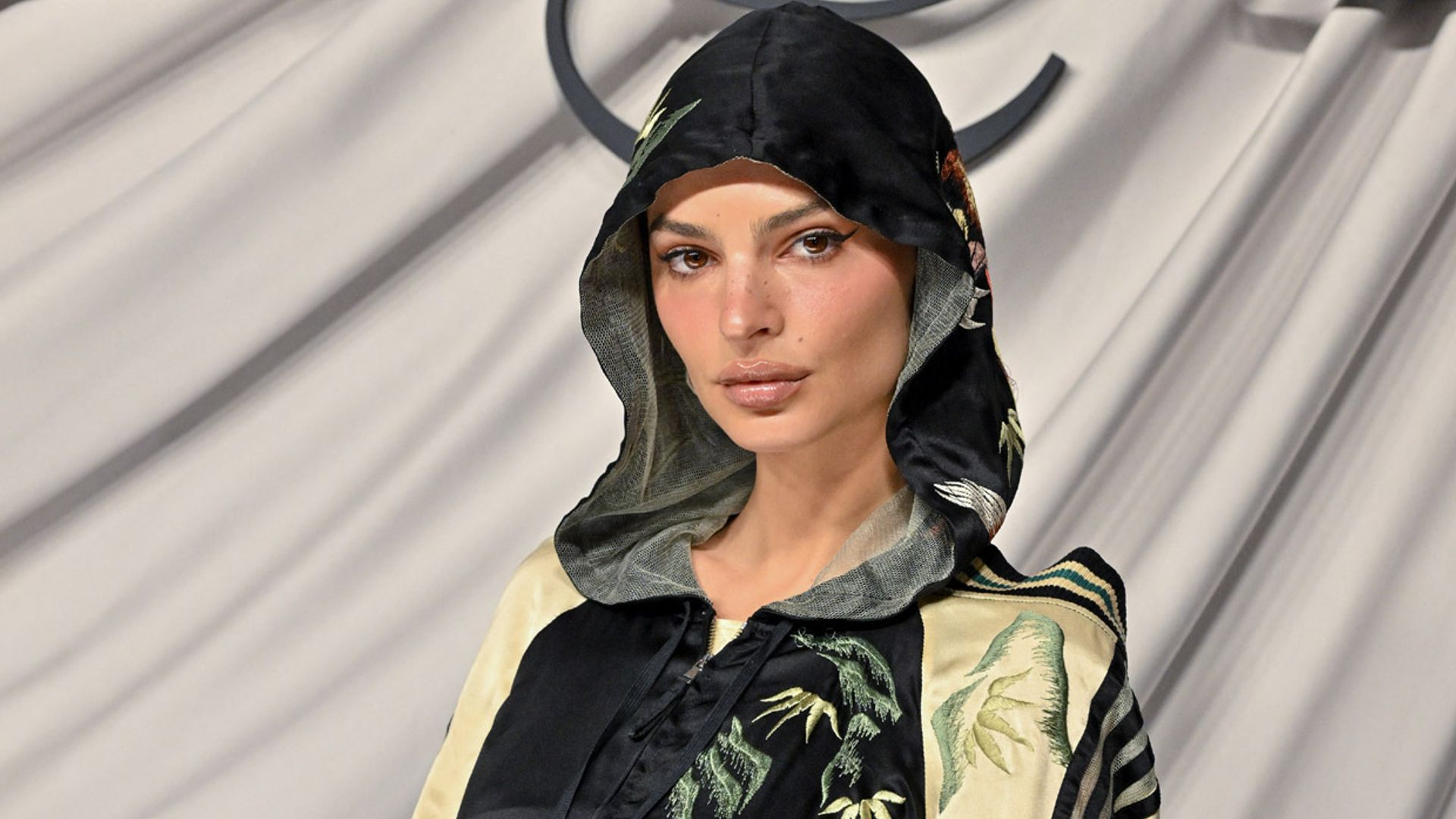 Emily Ratajwkoski se suma al fenómeno del 'vestido-chándal' con este look 'vintage'