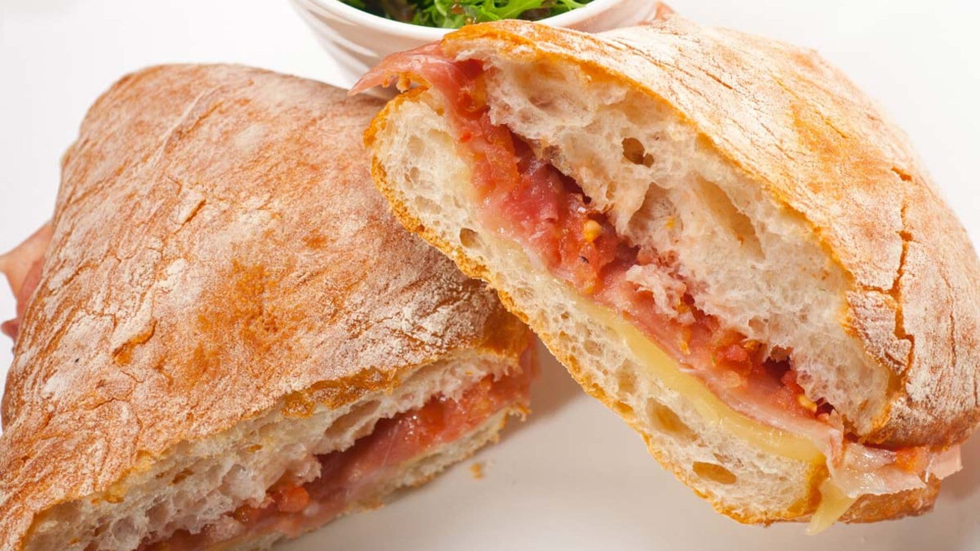 Mini chapata con jamón serrano y queso