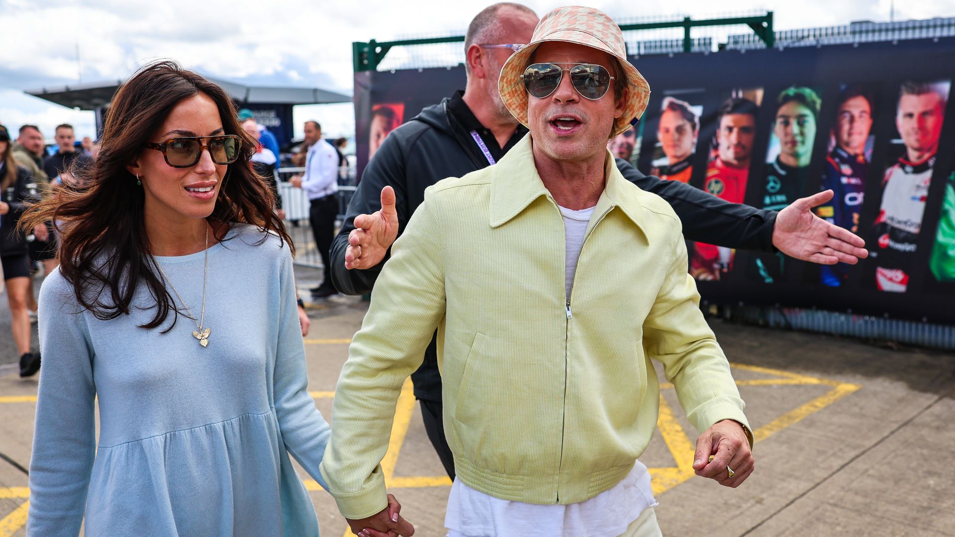 Como pocas veces, Brad Pitt e Inés de Ramón presumen su amor en el Gran Premio de Gran Bretaña