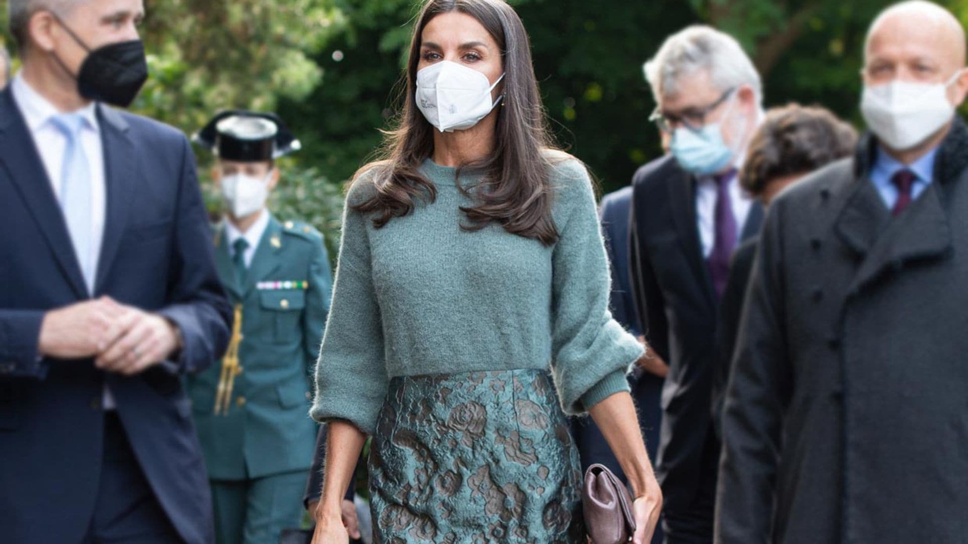 La Reina cambia de estilo con una falda tubo con brocados y estrena firma española