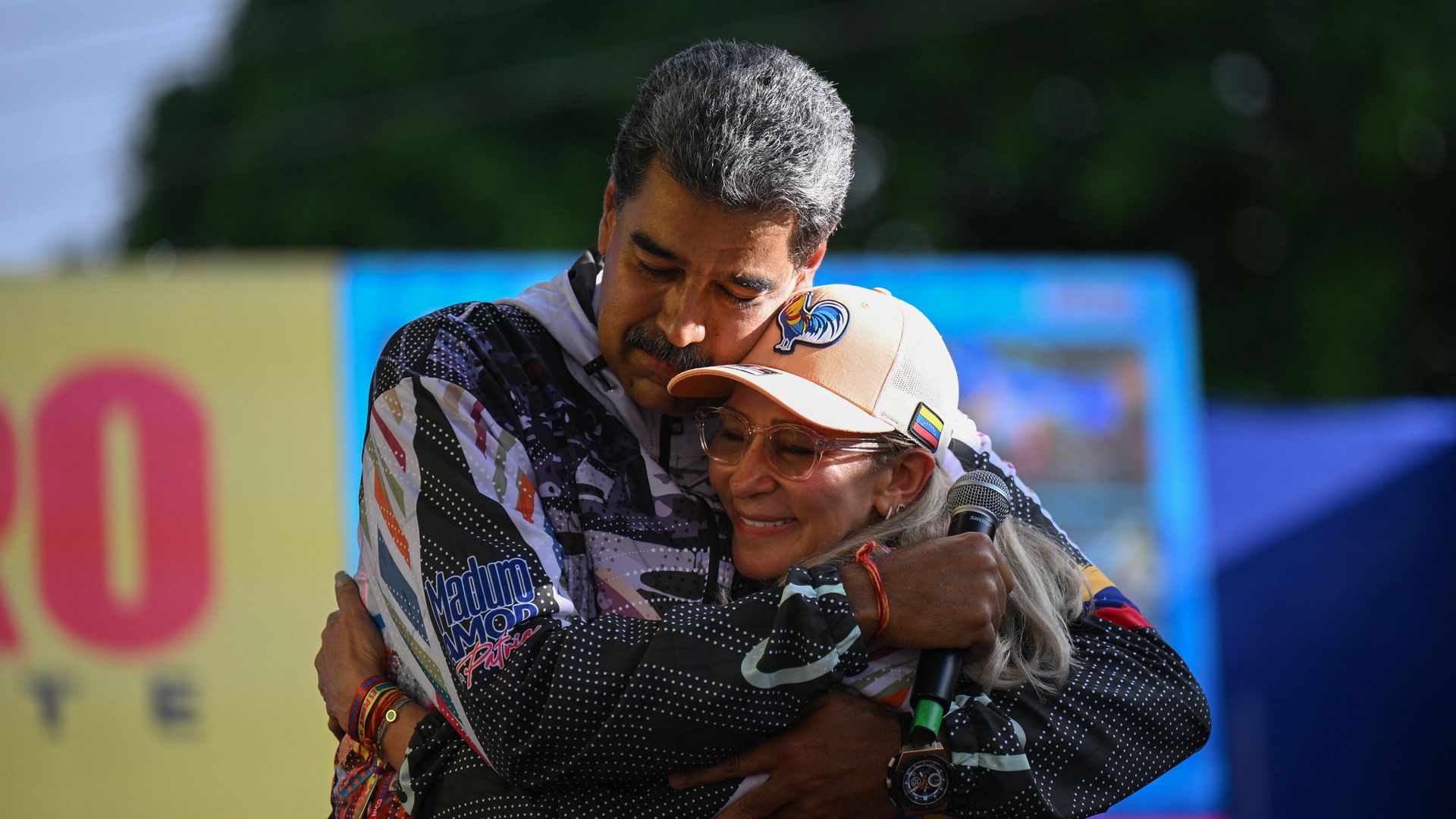 Nicolas Maduro y su esposa, Cilia Flores, durante plena campaña política en  Caracas en 2024