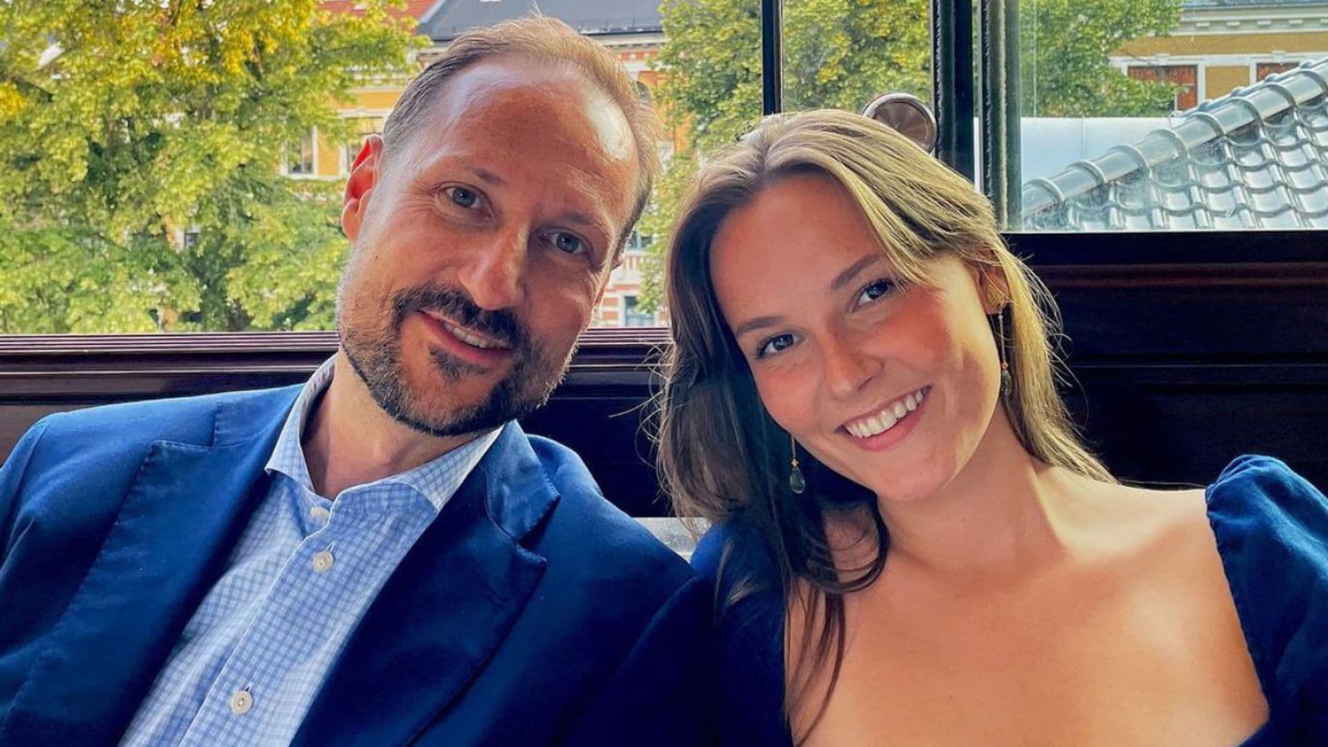 Haakon de Noruega abre el álbum privado de sus vacaciones familiares por su 50 cumpleaños