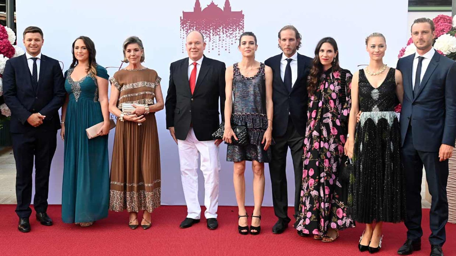 Alberto de Mónaco, rodeado de los Grimaldi y también de la familia de Charlene