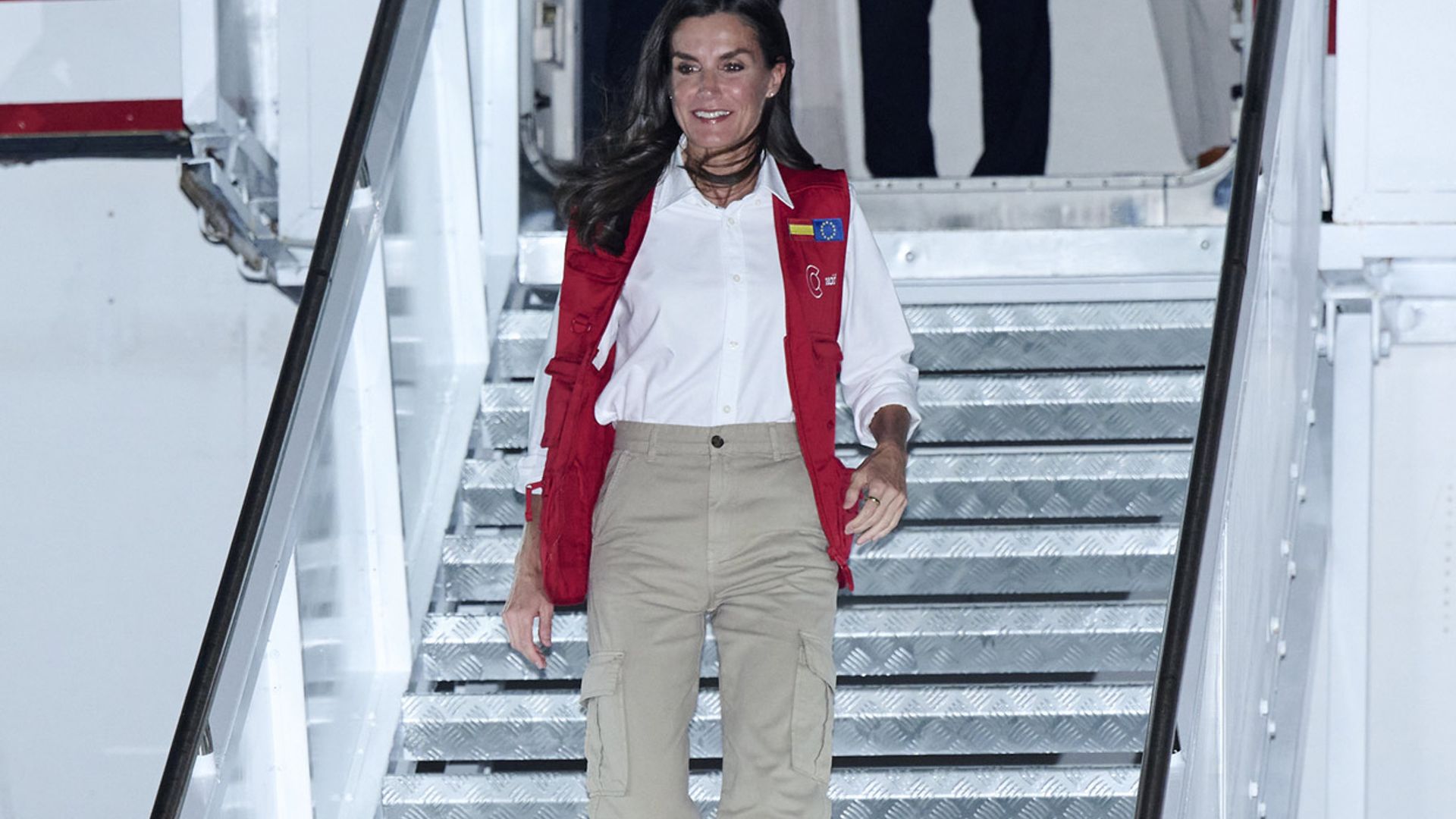La reina Letizia estrena el pantalón cargo de 25 euros que arrasa entre las 'tiktokers'