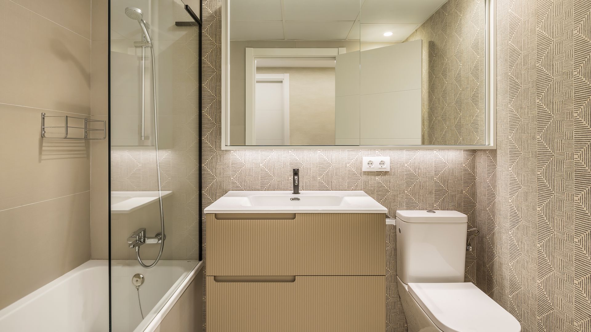 Baño pequeño con iluminación.