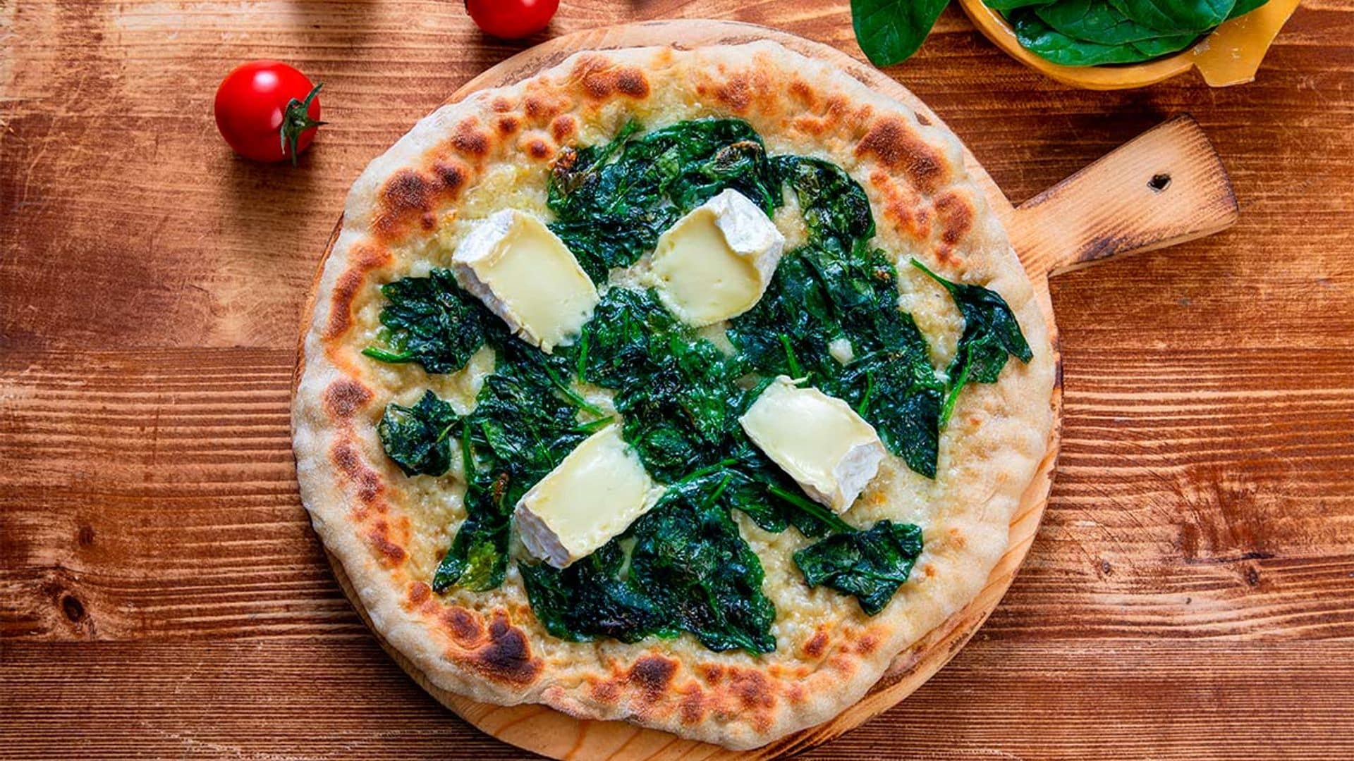 Pizza con espinacas y queso brie