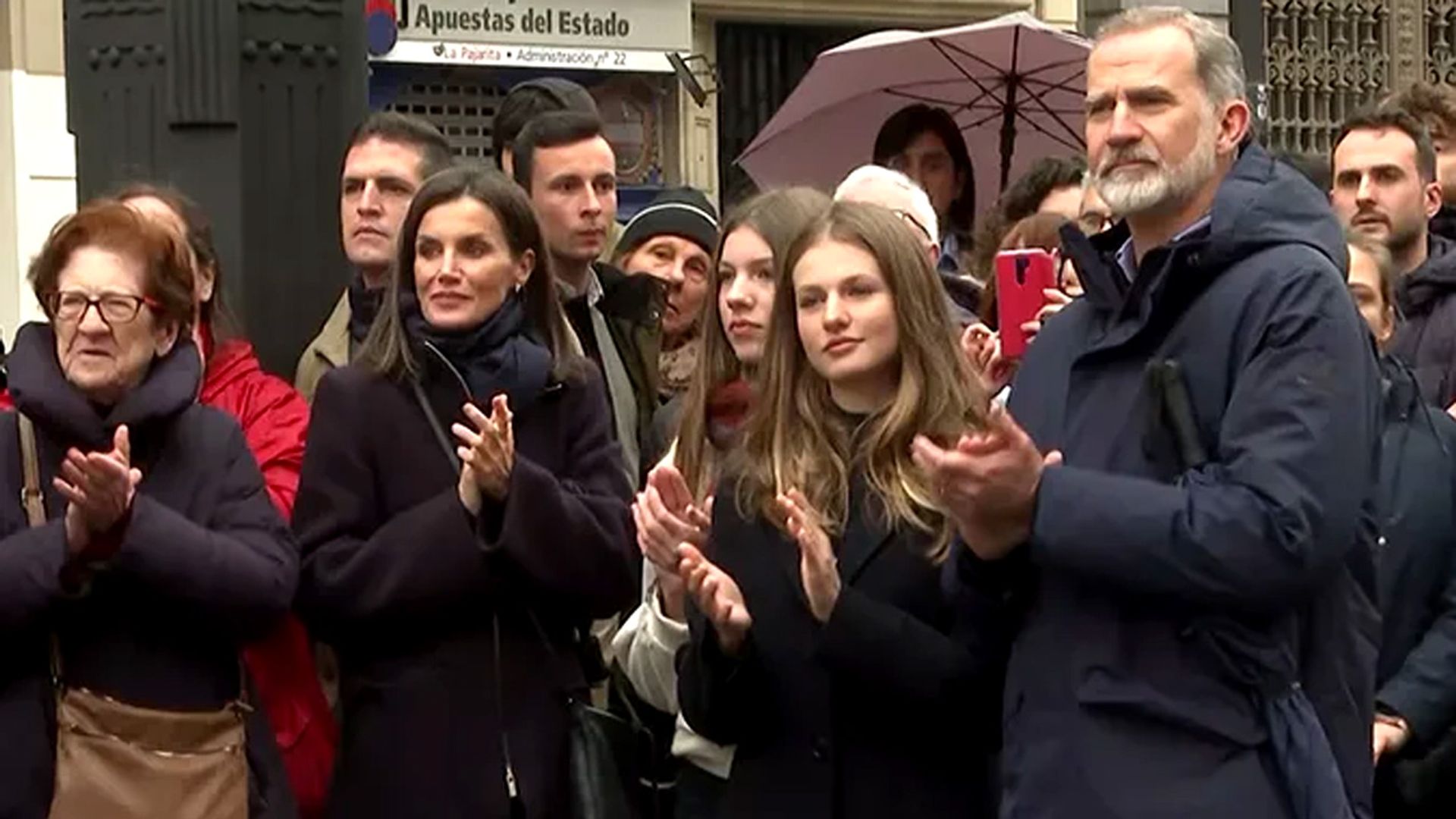 Los Reyes, junto a la princesa Leonor y la infanta Sofía, acuden por sorpresa a la procesión del Encuentro en Madrid