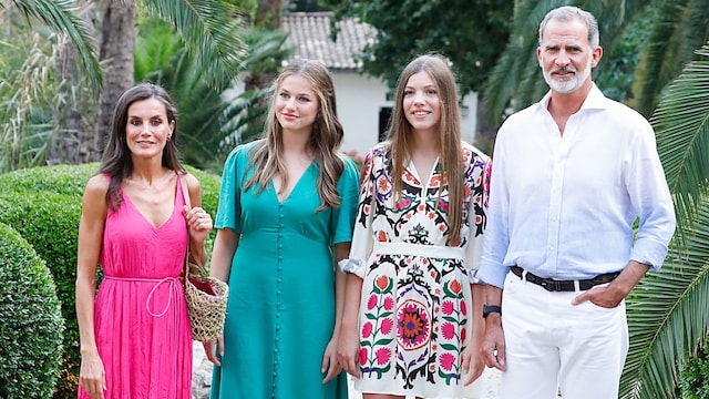 Los reyes Felipe y Letizia con sus hijas disfrutando del verano en Mallorca y posando ante las cámaras el 31 de julio de 2023