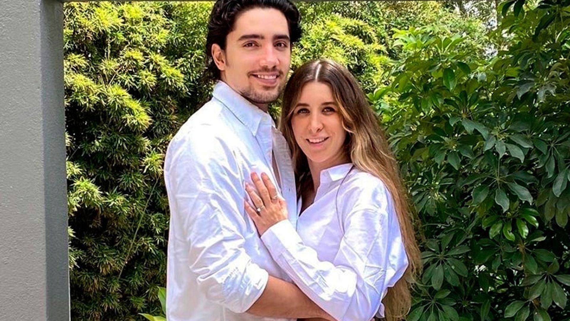 Alex Fernández habla emocionado de su bebita en camino: 'Le canto y todo'