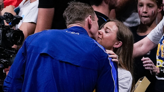 Ryan Murphy con Bridget Konttinen después de ganar la medalla de bronce