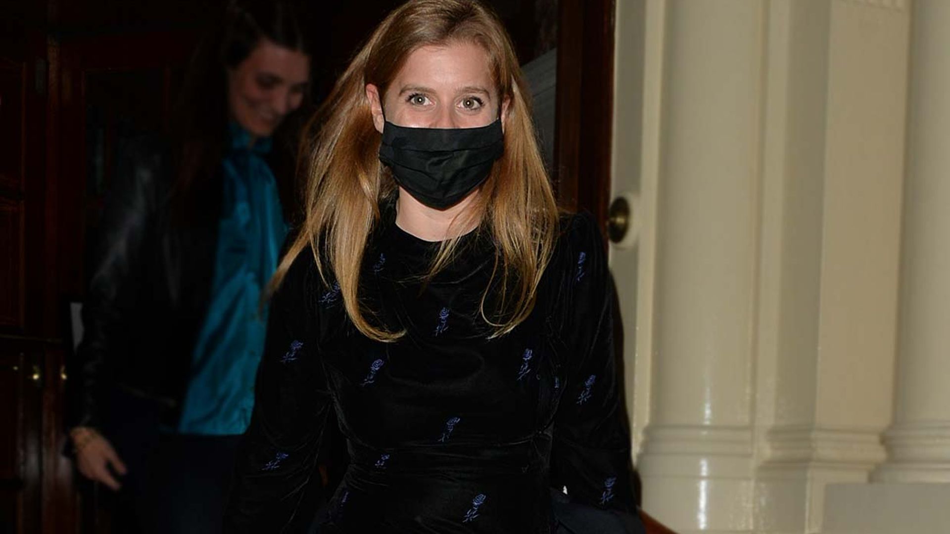 Beatriz de York conquista la noche londinense con un minivestido de terciopelo y botines cómodos