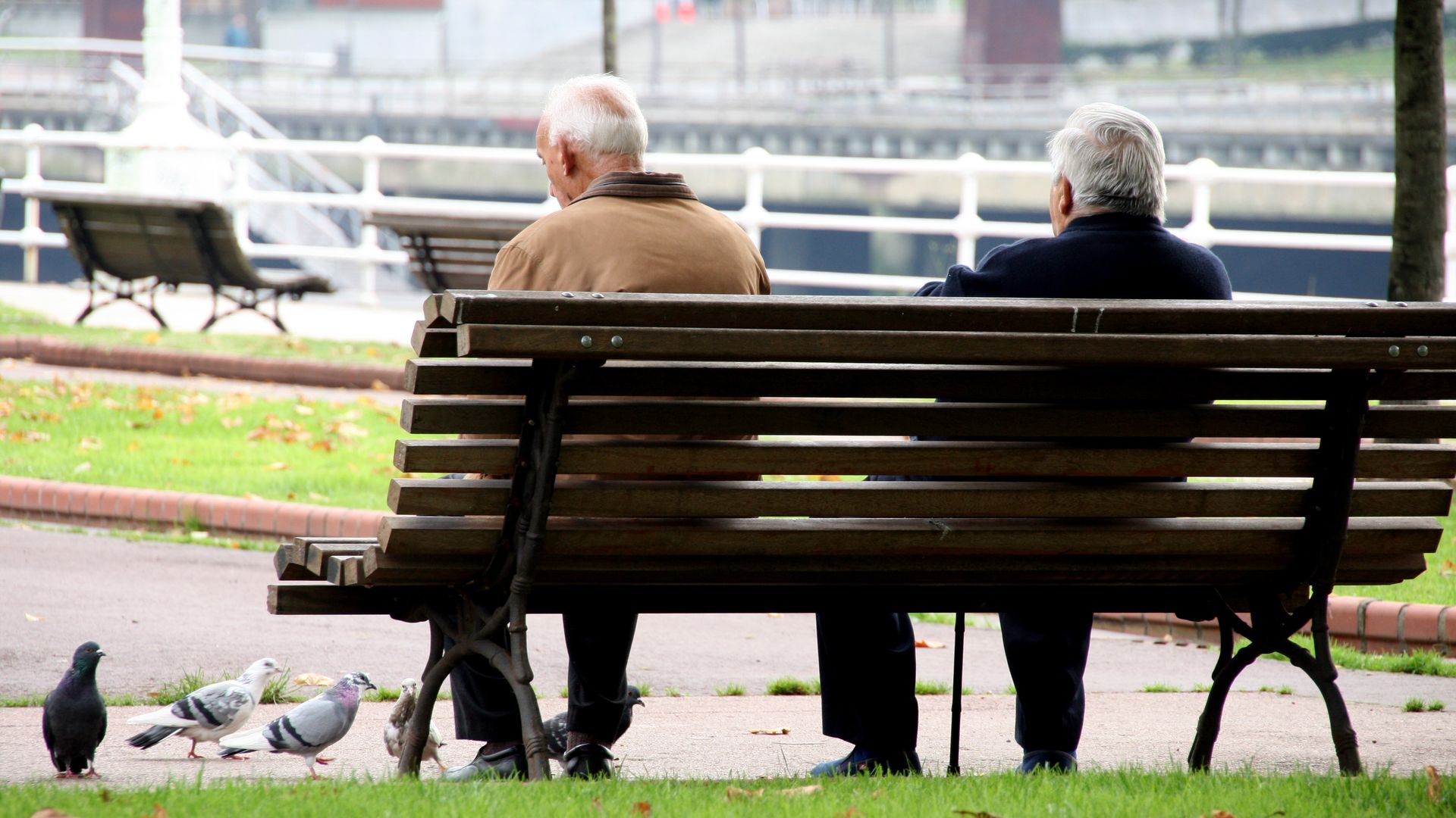 Dos pensionistas en un banco