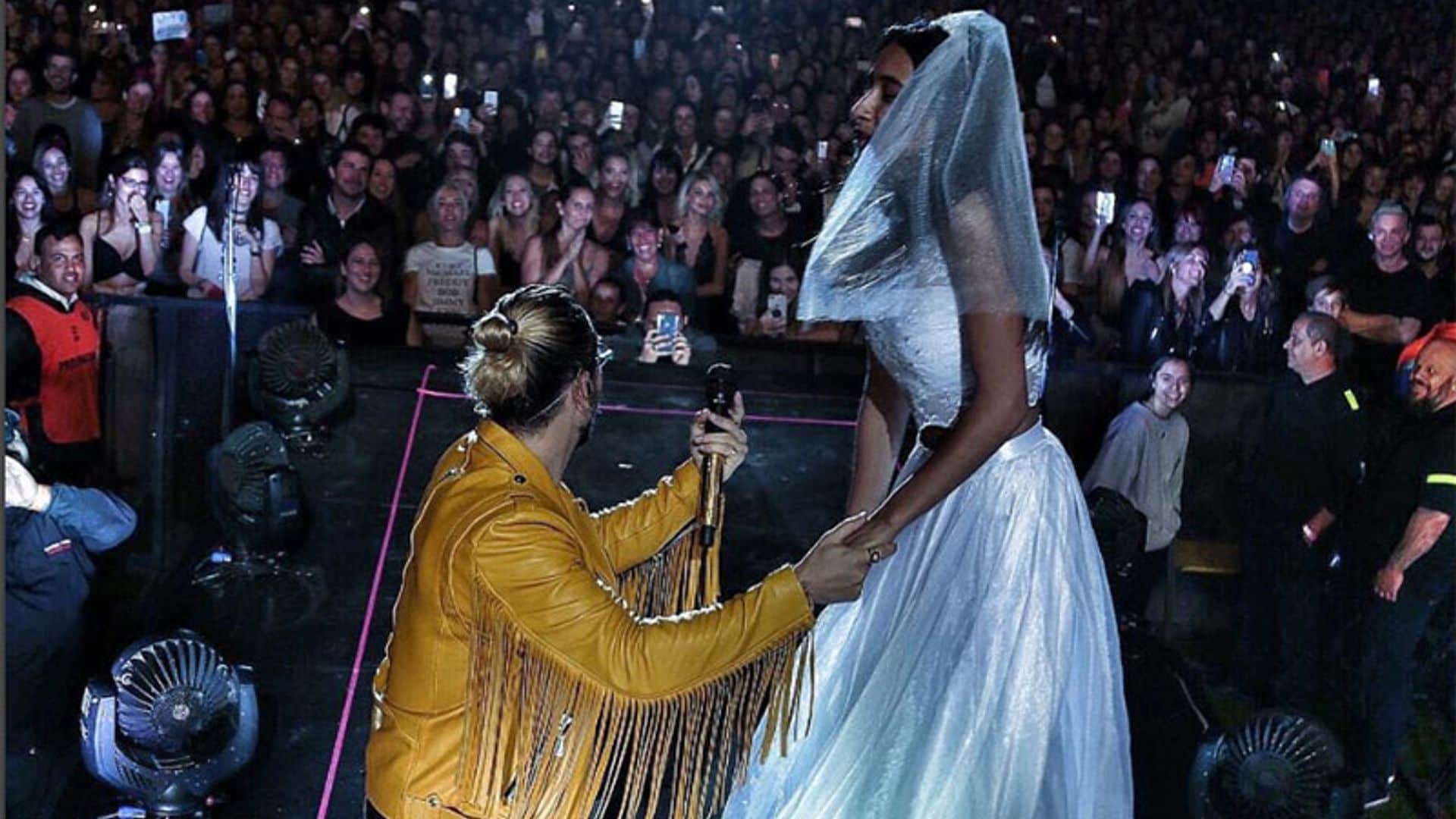 La 'boda' de Maluma ¡en pleno concierto!