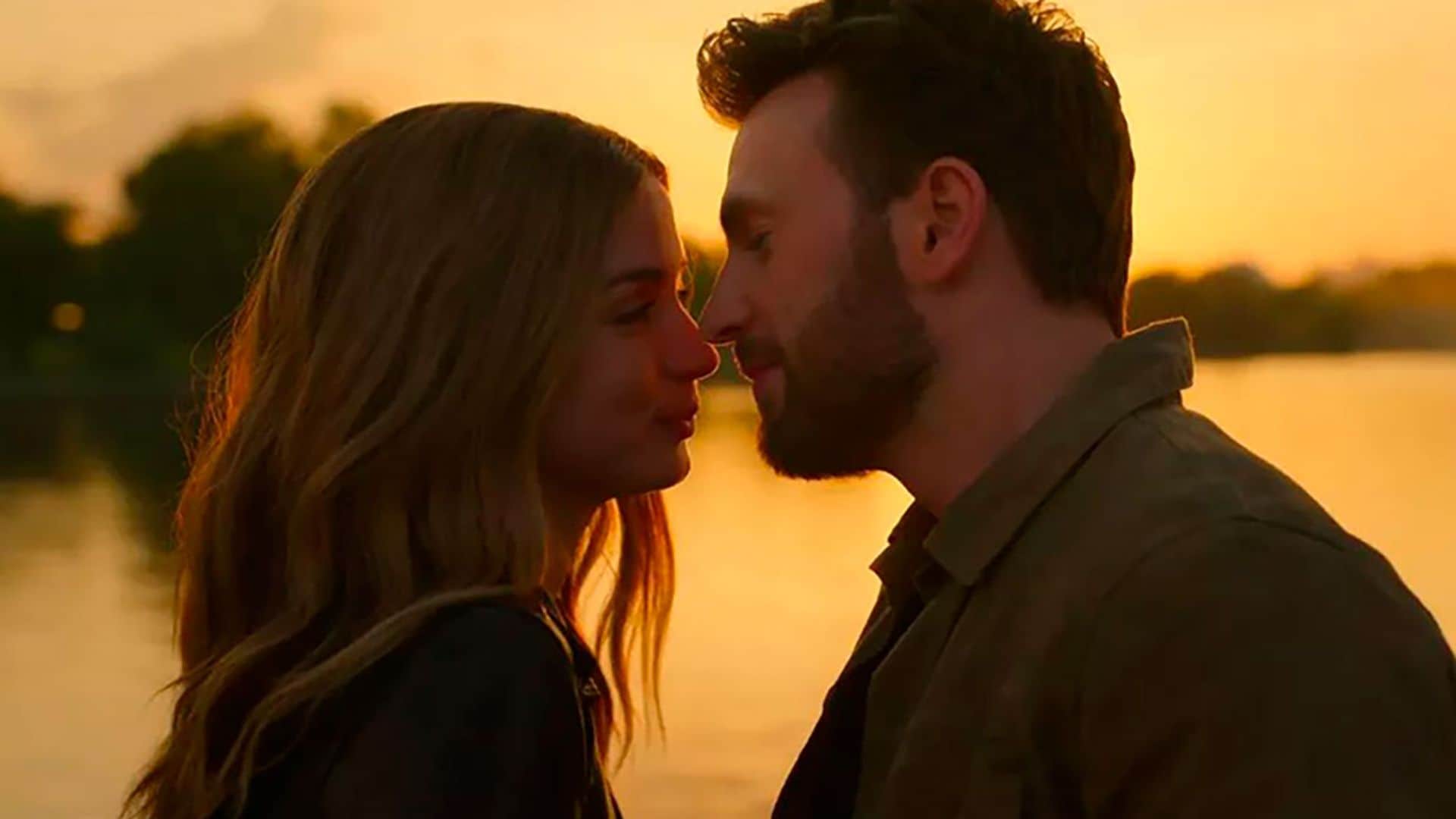 Las imágenes más apasionadas de Ana de Armas y Chris Evans en 'Ghosted'