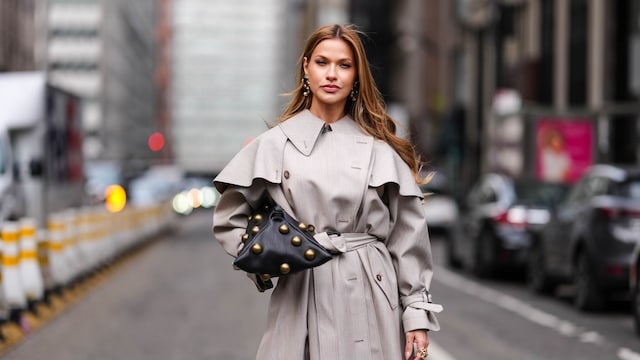 Look de street style con gabardina capa - New York Fashion Week