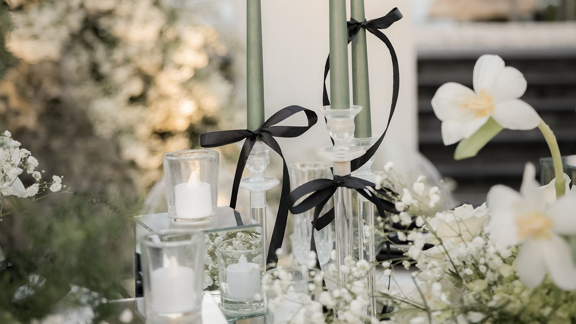 Lazos, manteles, velas y vajillas: 12 formas de llevar el negro a la decoración de una boda y acertar