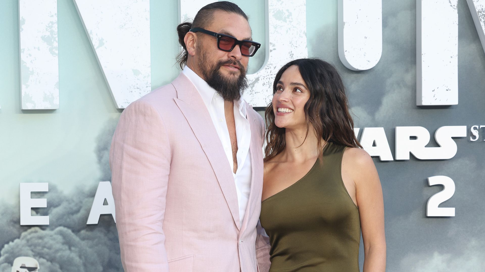 Adria Arjona se muestra enamorada y con su melena al natural junto a Jason Momoa