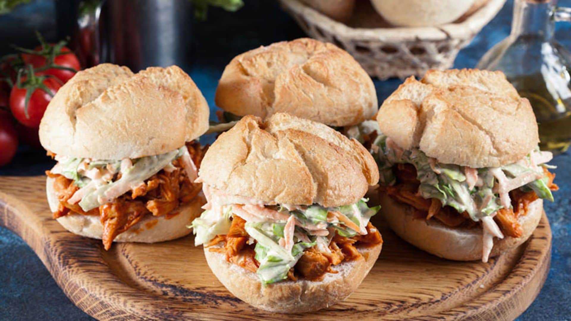 Sándwich de 'pulled chicken' con lechuga