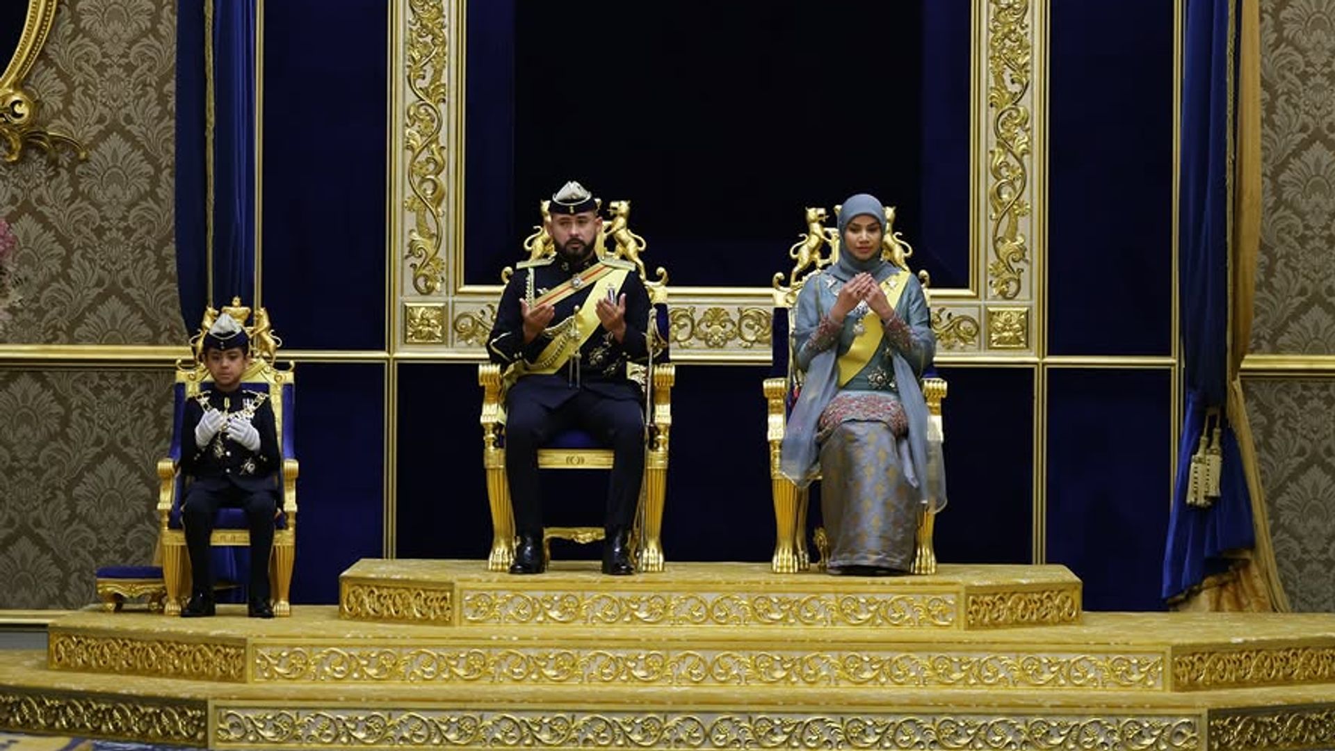 El príncipe Iskandar de Johor con sus padres, los príncipes herederos de Malasia