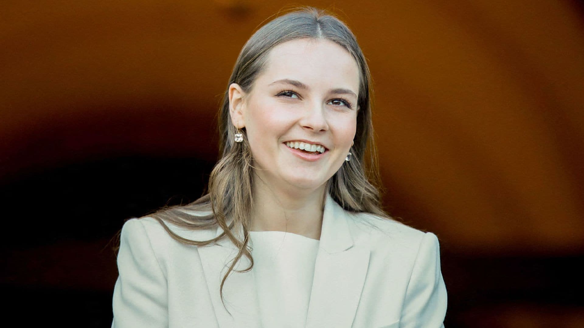 Ingrid Alexandra afianza su imagen más madura con pendientes de diamantes y bolso de cocodrilo