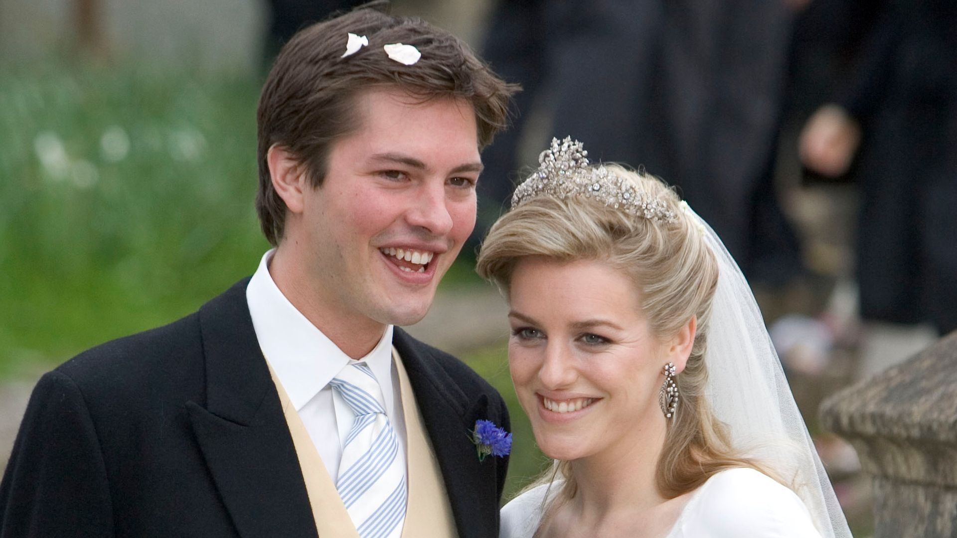 Quién es Laura Parker-Bowles: 20 años de la boda de la hermanastra de Guillermo y Harry en la que destacó una jovencísima Kate Middleton