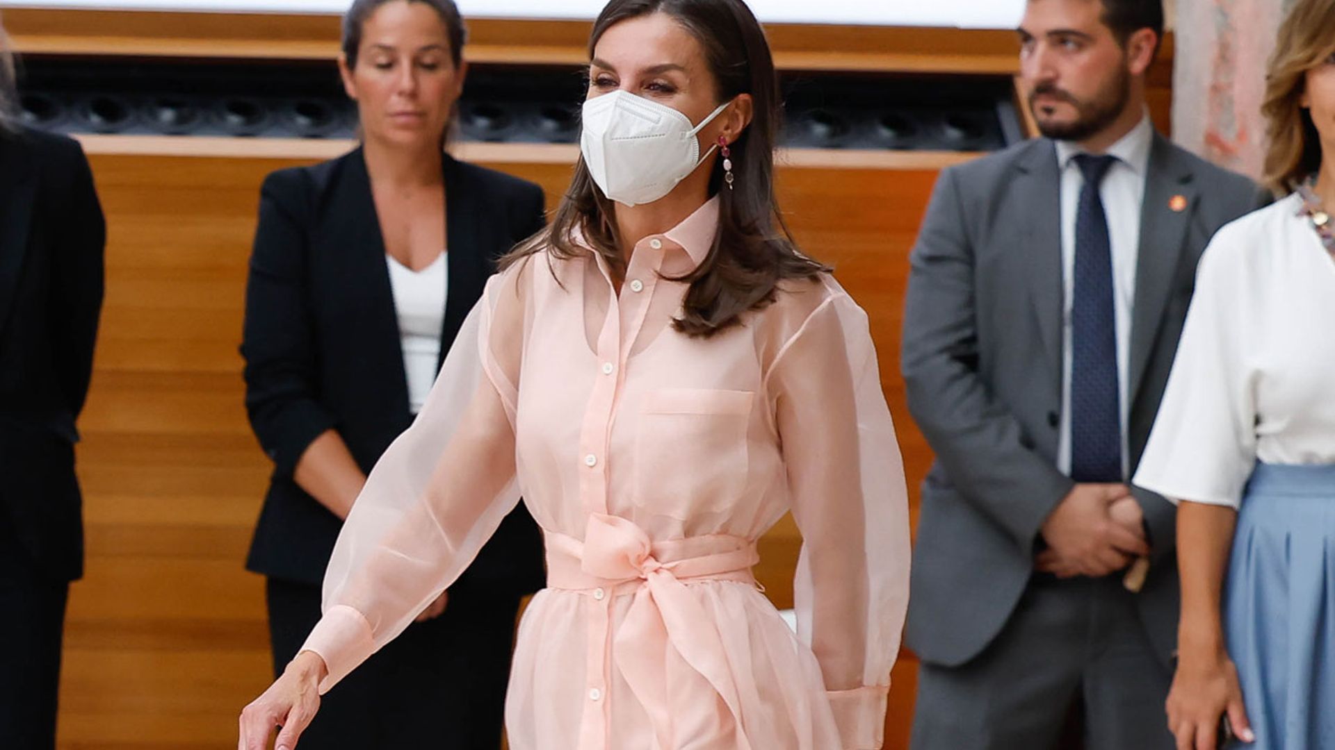 Un camisero transparente con pendientes desiguales: la Reina rompe su tradición
