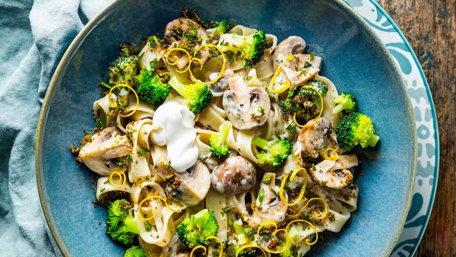 Tagliatelle con brócoli, champiñones y salsa cremosa de vino blanco