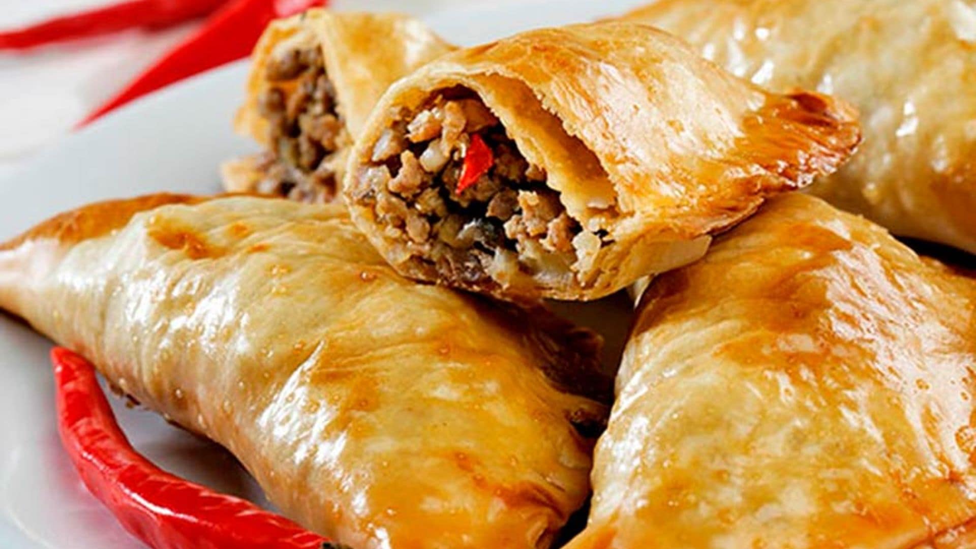 Empanadillas de carne con chile y pasas