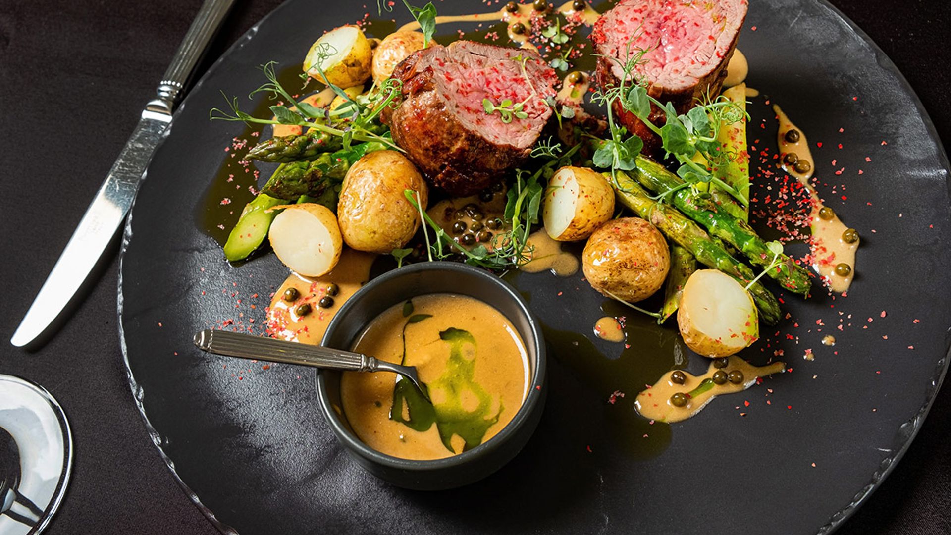 Solomillo con salsa de mostaza y patatas asadas