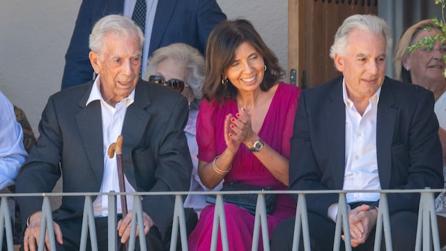 Mario Vargas Llosa, Nada Chadid y Álvaro Vargas Llosa en San Lorenzo de El Escorial en octubre de 2023