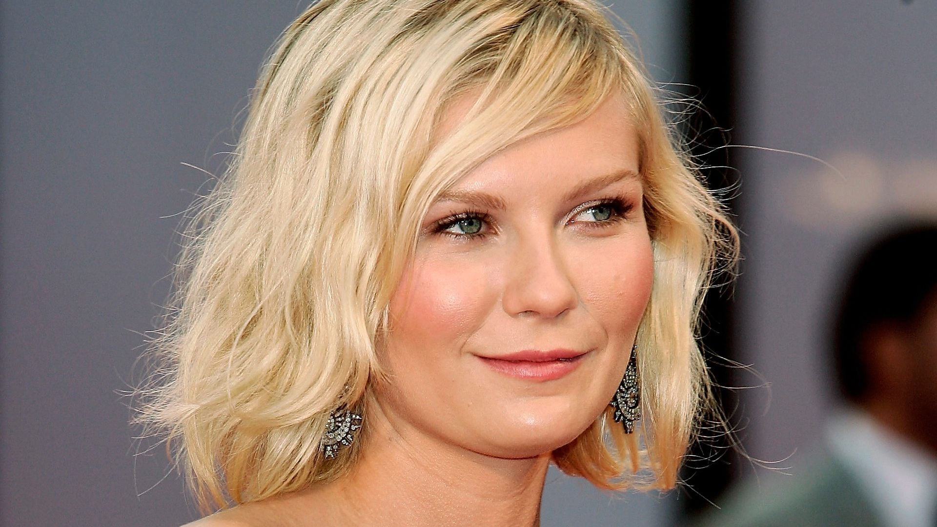 Del tiro bajo a las blusas boho: 12 tendencias de este verano que Kirsten Dunst ya llevó hace 20 años