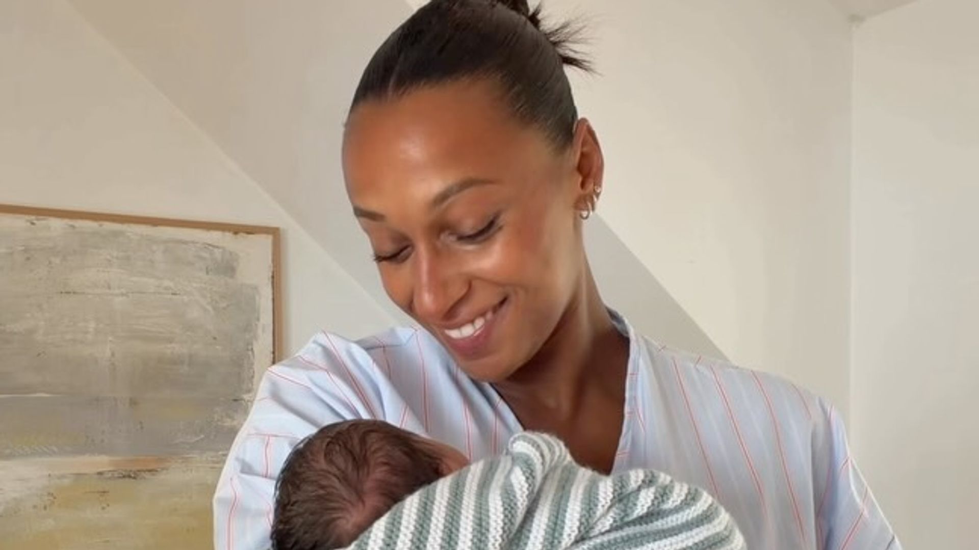 Ana Peleteiro con su segundo hijo, León