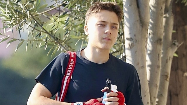 Knox Léon Jolie-Pitt fue visto luego de su victoria en muay thai en Los Ángeles.
