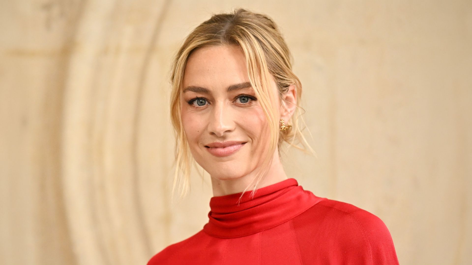 Beatrice Borromeo con vestido rojo.